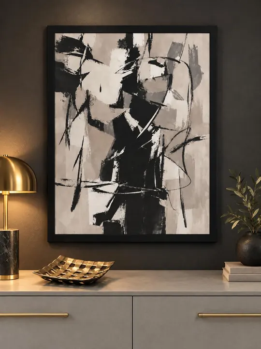Visualización: obra abstracta en blanco y negro sobre un muro oscuro
