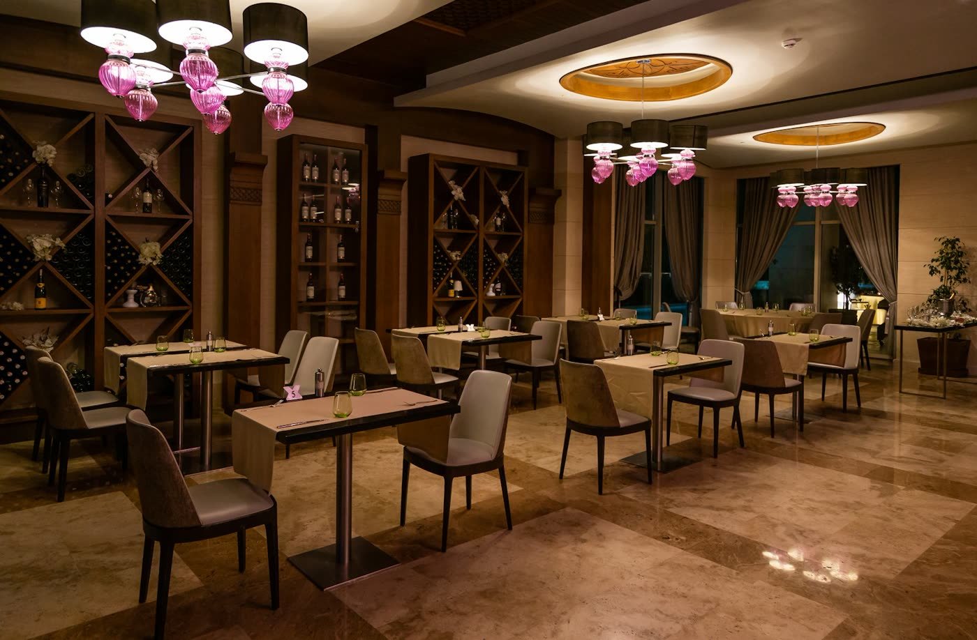 Comedor de restaurante con muros revestidos y luz cálida