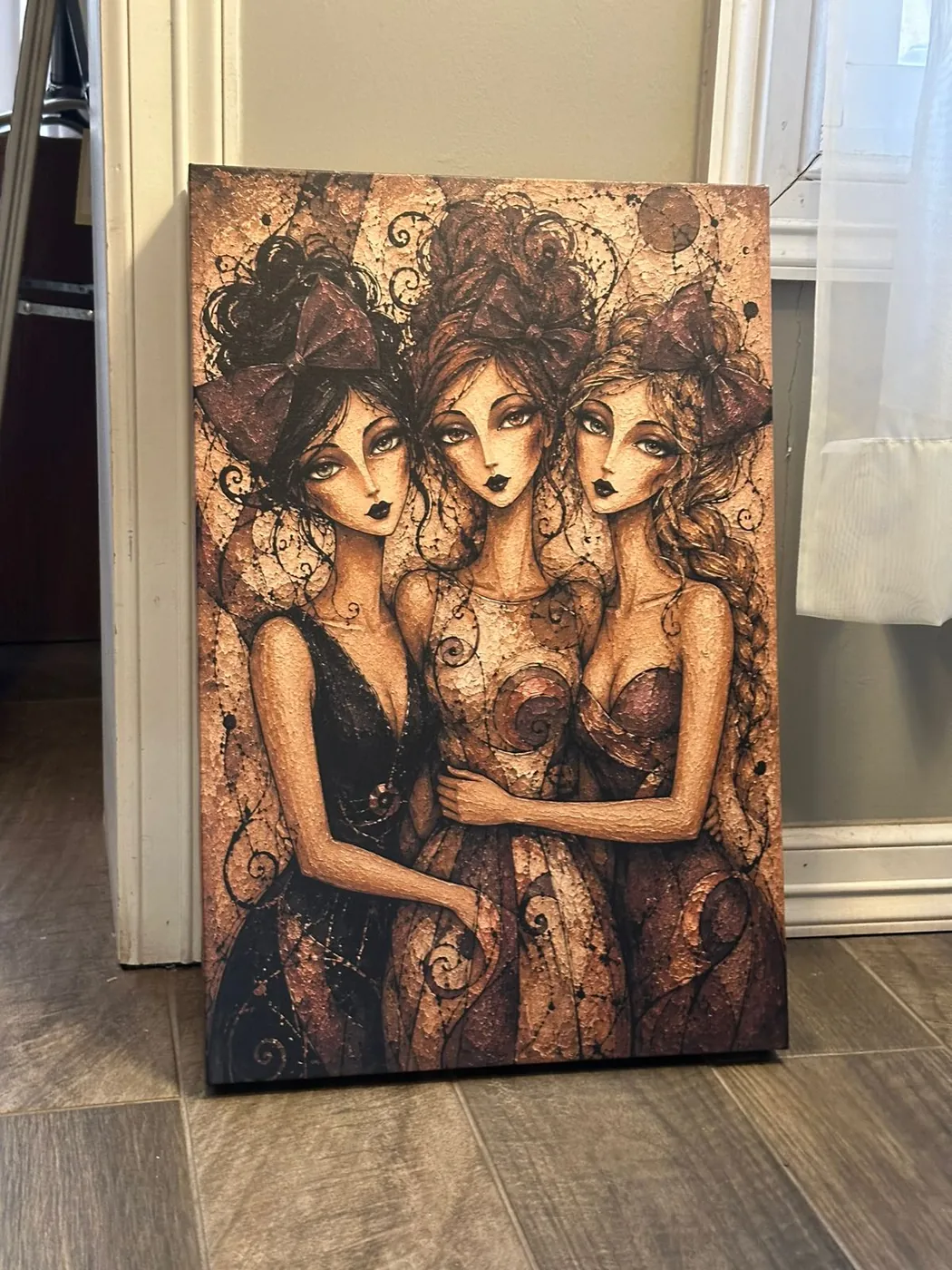 Tres hermanas, pieza de figura en canvas, recién terminada y apoyada en el piso del taller